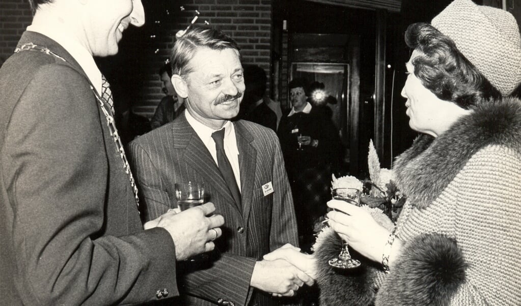 De voice -over in de film is verzorgd door Kees Pijpers, hier in gesprek met Koningin Beatrix tijdens de opening van De Vierstee.