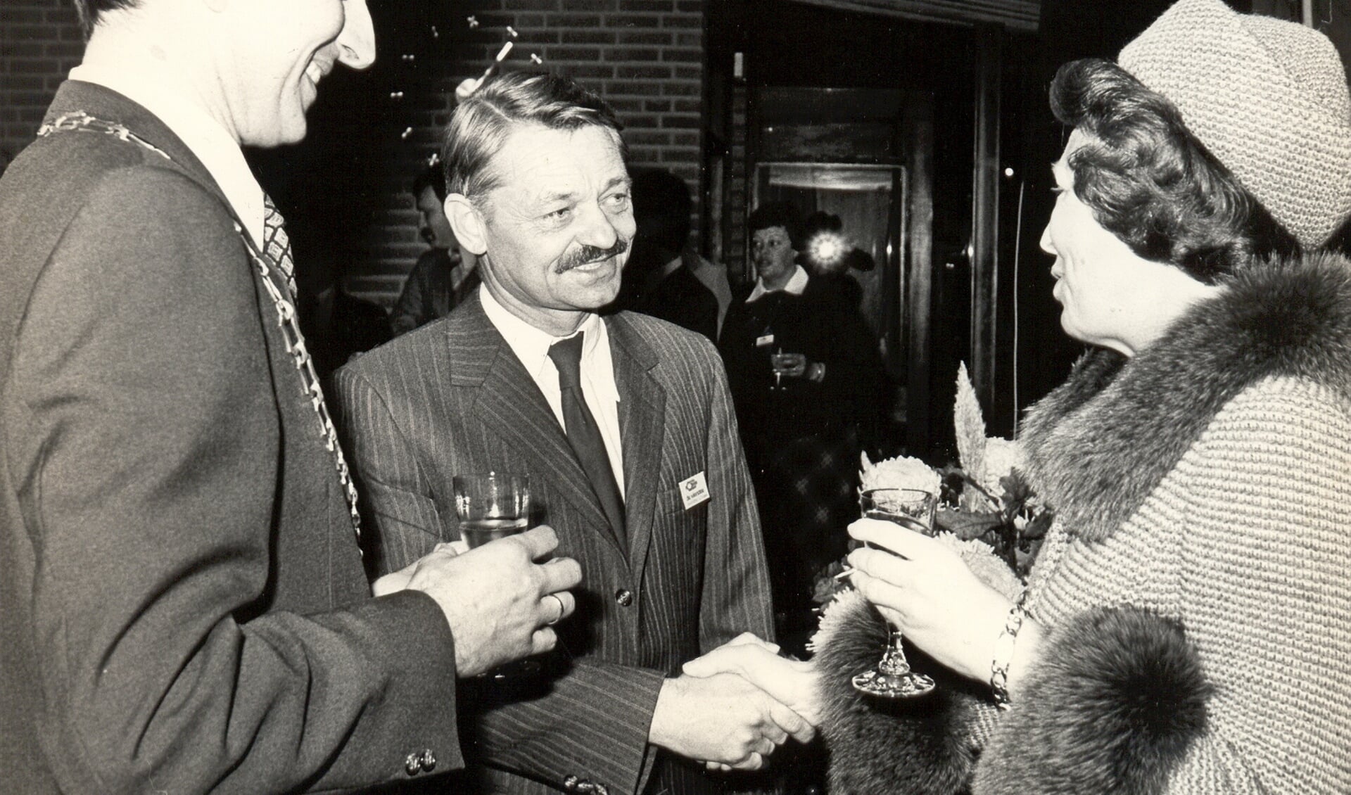 De voice -over in de film is verzorgd door Kees Pijpers, hier in gesprek met Koningin Beatrix tijdens de opening van De Vierstee.