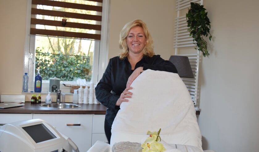 Monique in de praktijkruimte van Beautycenter Etoile.