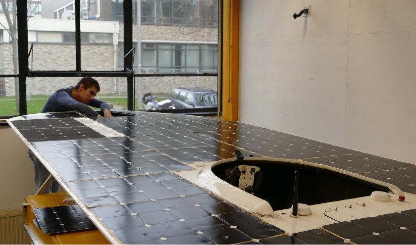 ?Thore is druk doende met de constructie van de solarboat.