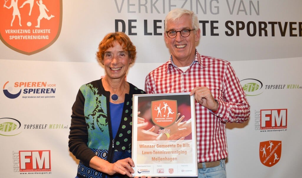 De bestuursleden Michelle van Weegen en Kees van de Beek met de oorkonde die behoort bij deze eervolle titel. (foto Henk Zandvliet)