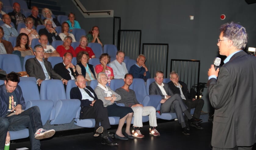 Inleiding door cultuurwethouder Hans Mieras bij de première in het Lichtruim.