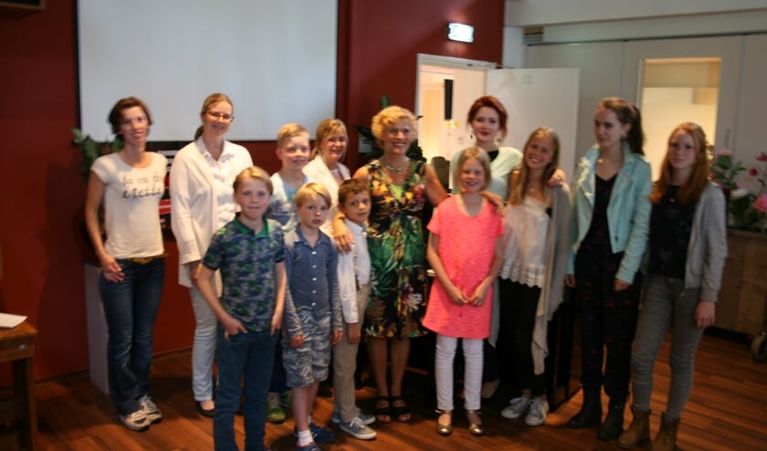 Jeanine Peeters met haar leerlingen.