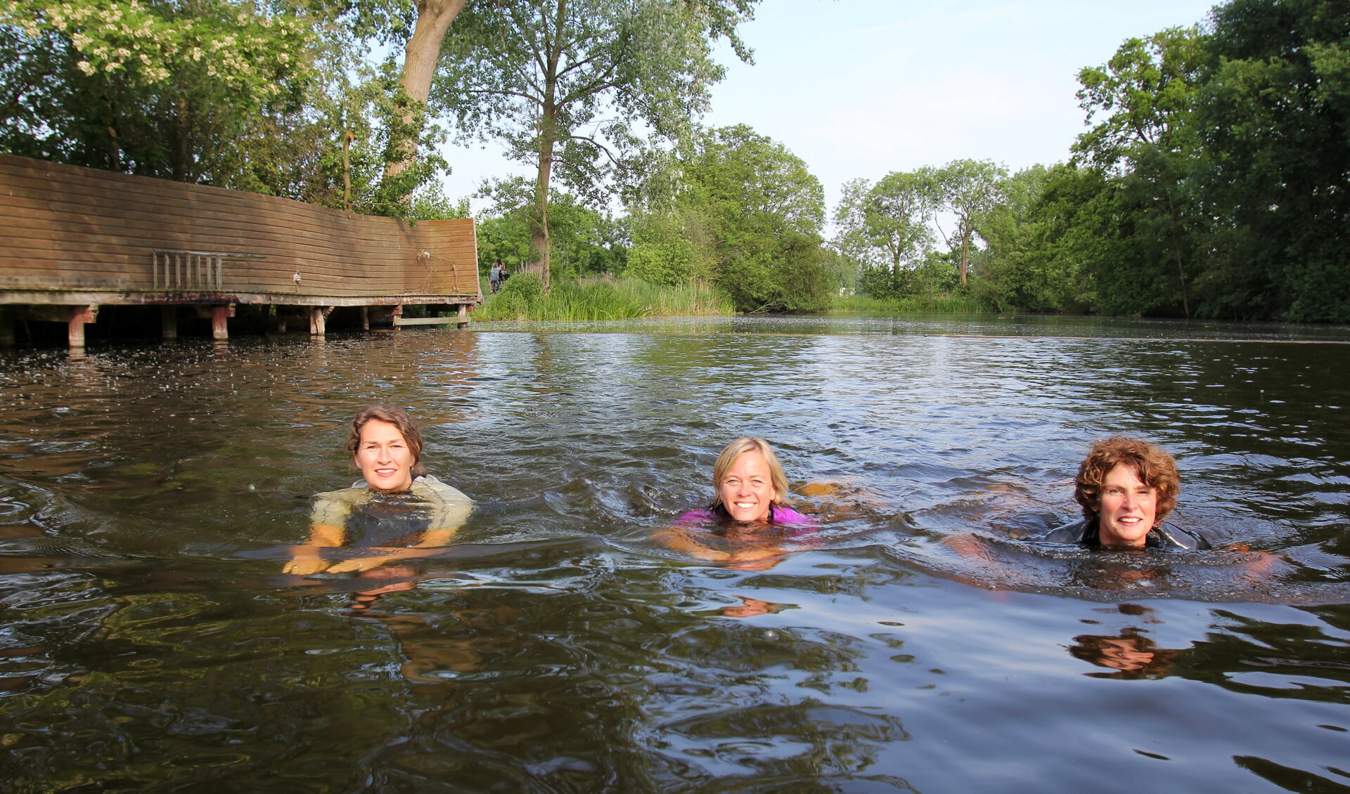 Madelon, Carolien en Annelou oefenen in het water van zwembad De Kikker in Groenekan. [foto Reyn Schuurman]