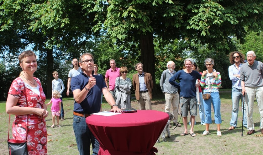 Ben Verwiel geeft een duim aan de gemeentelijke afdeling Beheer en Onderhoud publieke ruimte die meer gedaan heeft dan verwacht in deze financieel lastige tijd.
