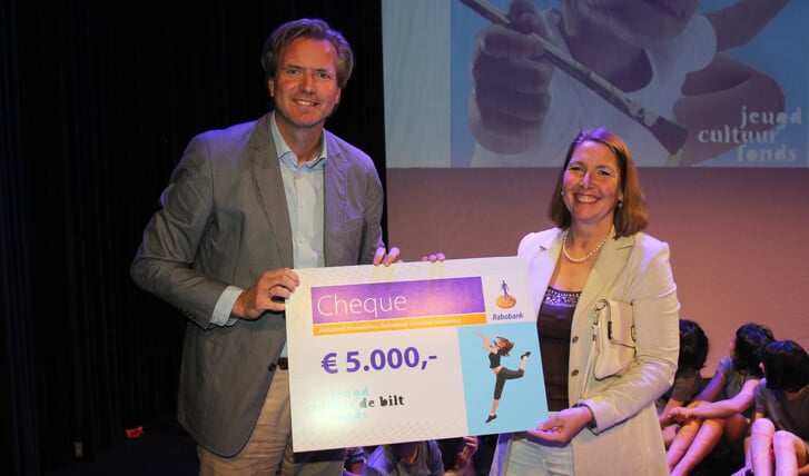 Migchel Dirksen, directievoorzitter Rabobank Utrechtse Heuvelrug overhandigt de cheque als ondersteuning van het Jeugdcultuurfonds. [foto Reyn Schuurman]