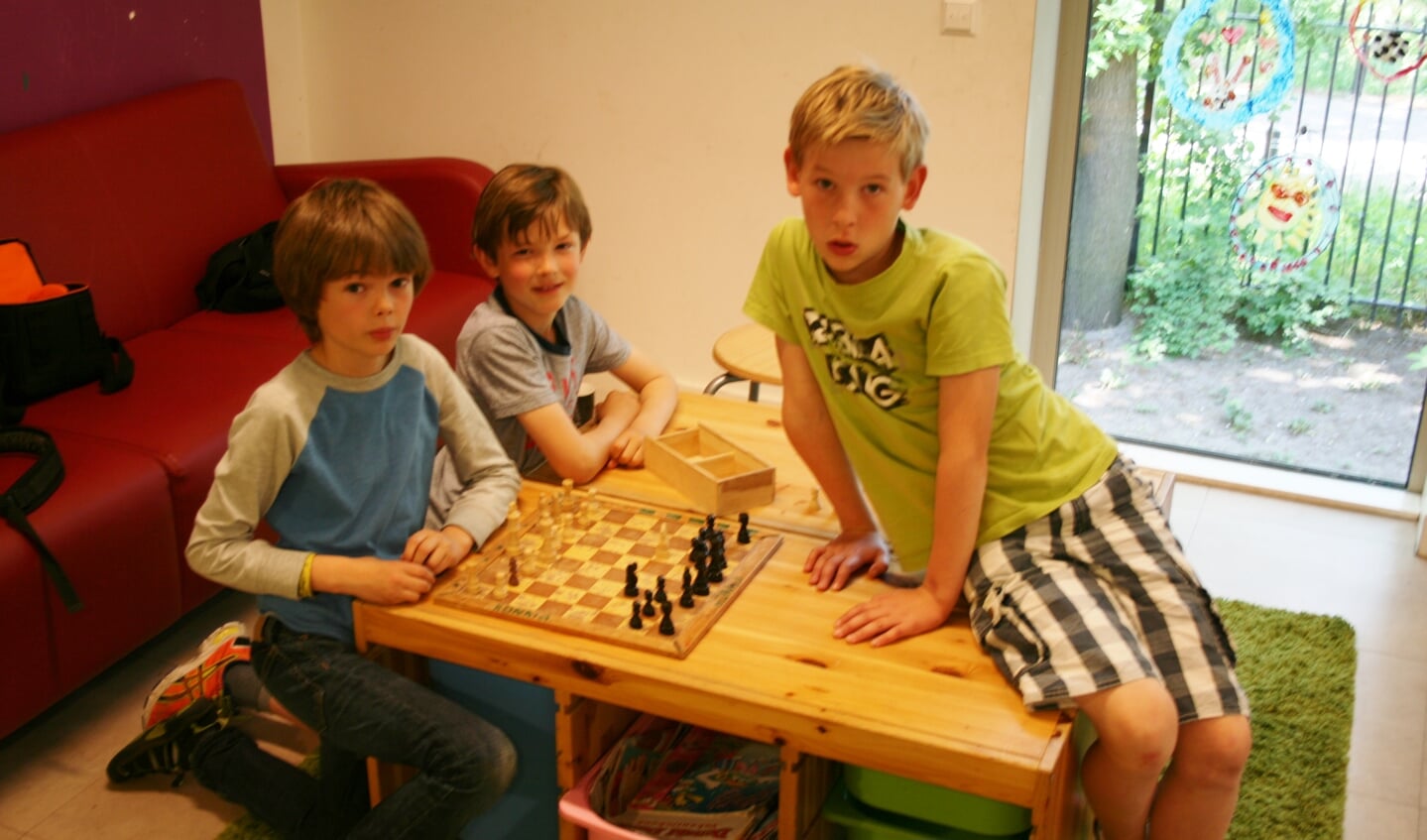 Quin (l), Casper(m) en Sweder(r) achter het schaakbord.