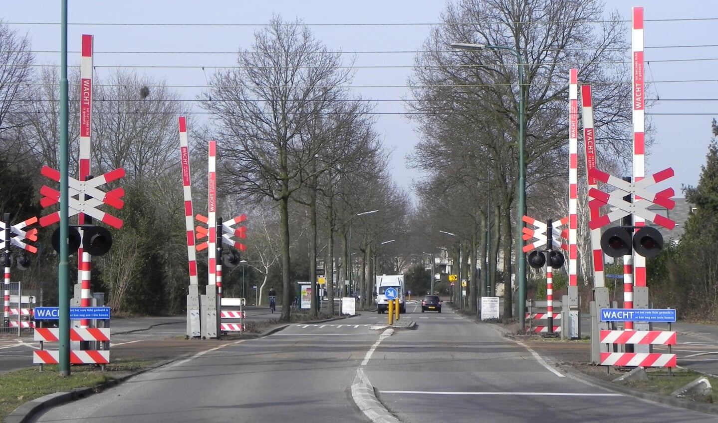 De huidige verlegde spoorwegovergang, die binnen enkele jaren plaats zal maken voor een tunnel.