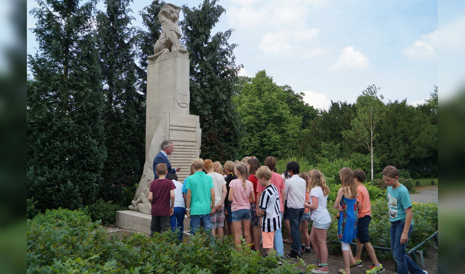 Burgemeester Arjen Gerritsen vertelt over het monument. (foto Alba van der Velden).  