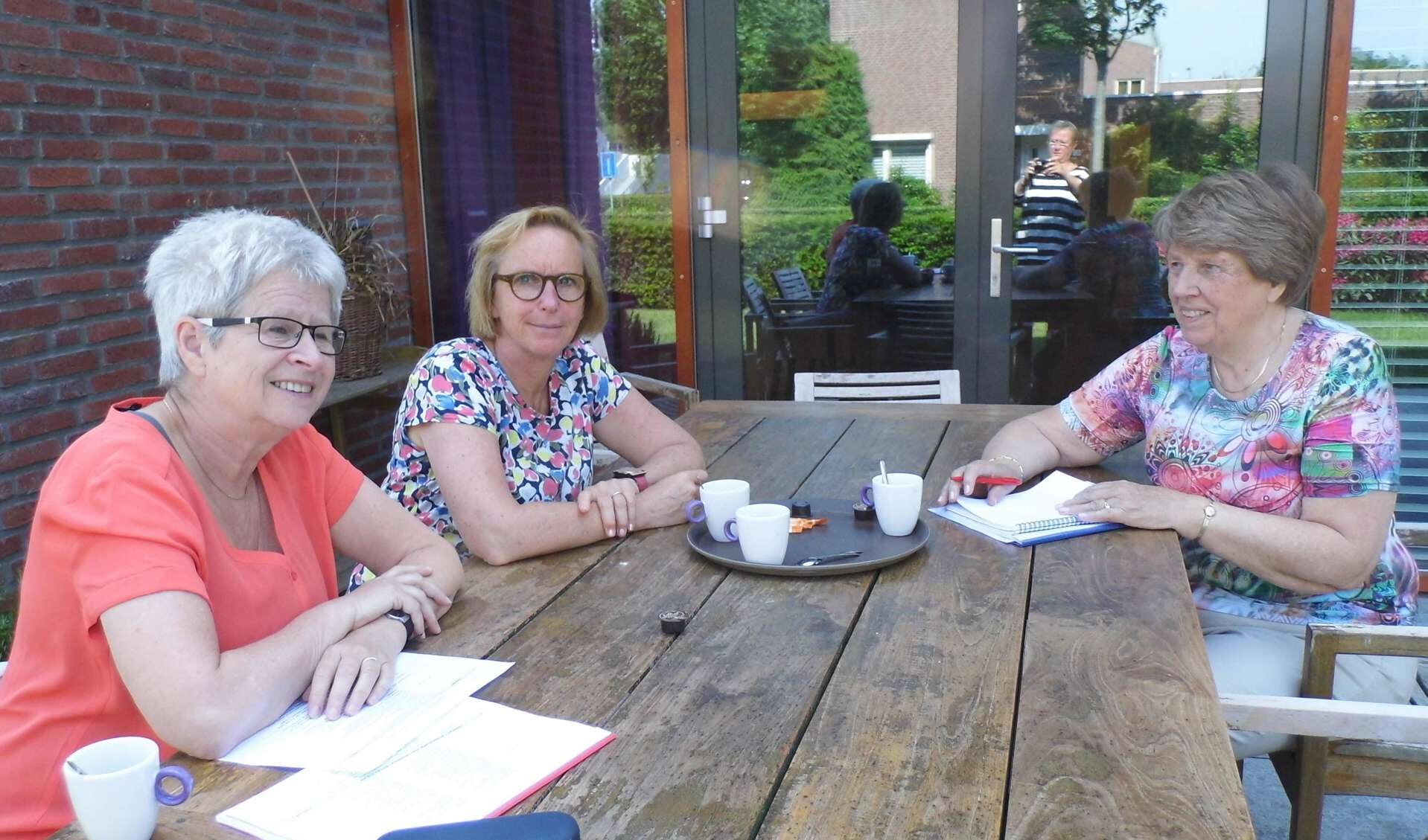 Evelien Ribbens (links), Rosemarie Pielage (midden) en Roeli Olthof zijn het eens: 'Niet bezuinigen op welzijn'.