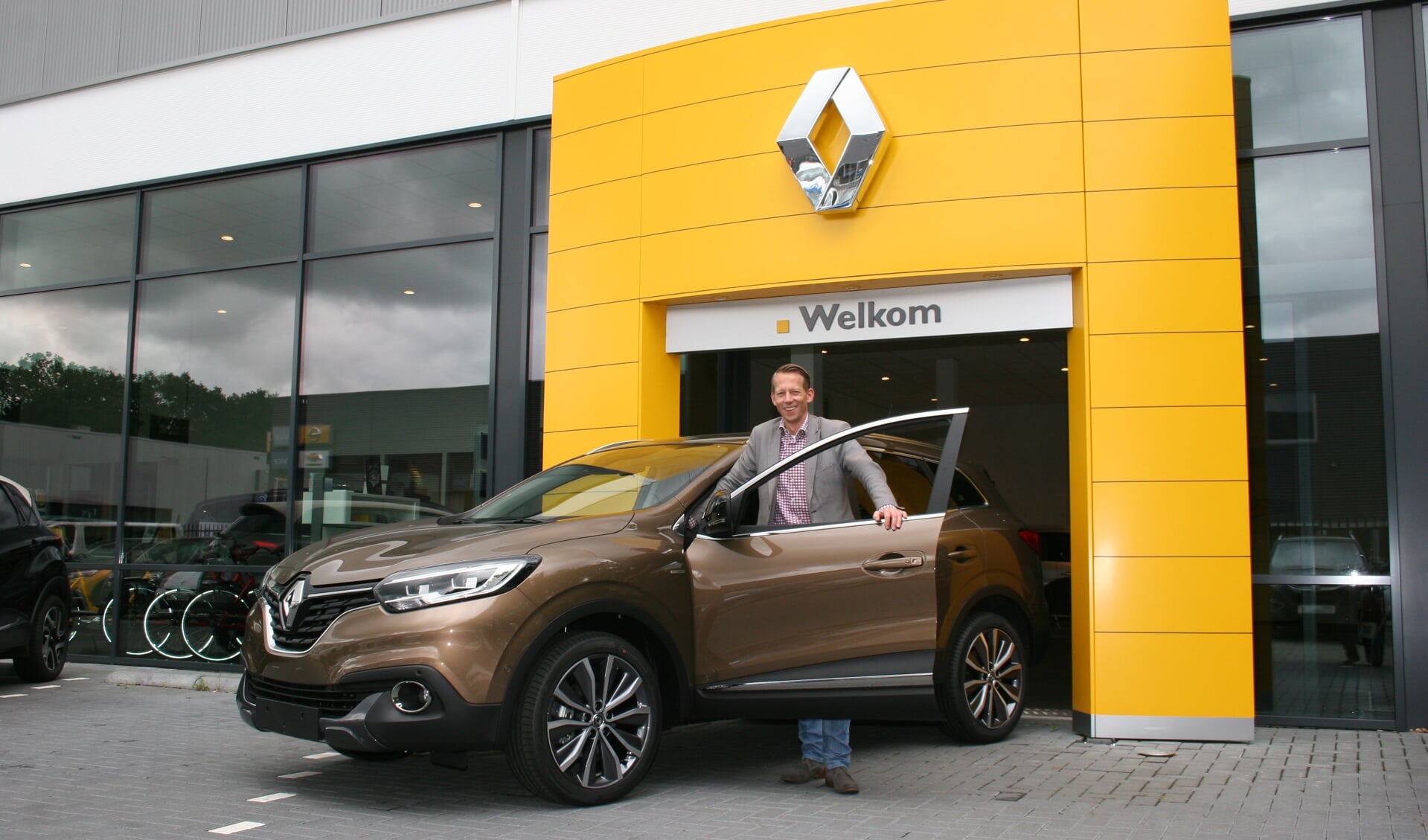 Vestigingsmanager Bart Wijdeveld zet de deur wijd open voor een proefrit in de Kadjar.