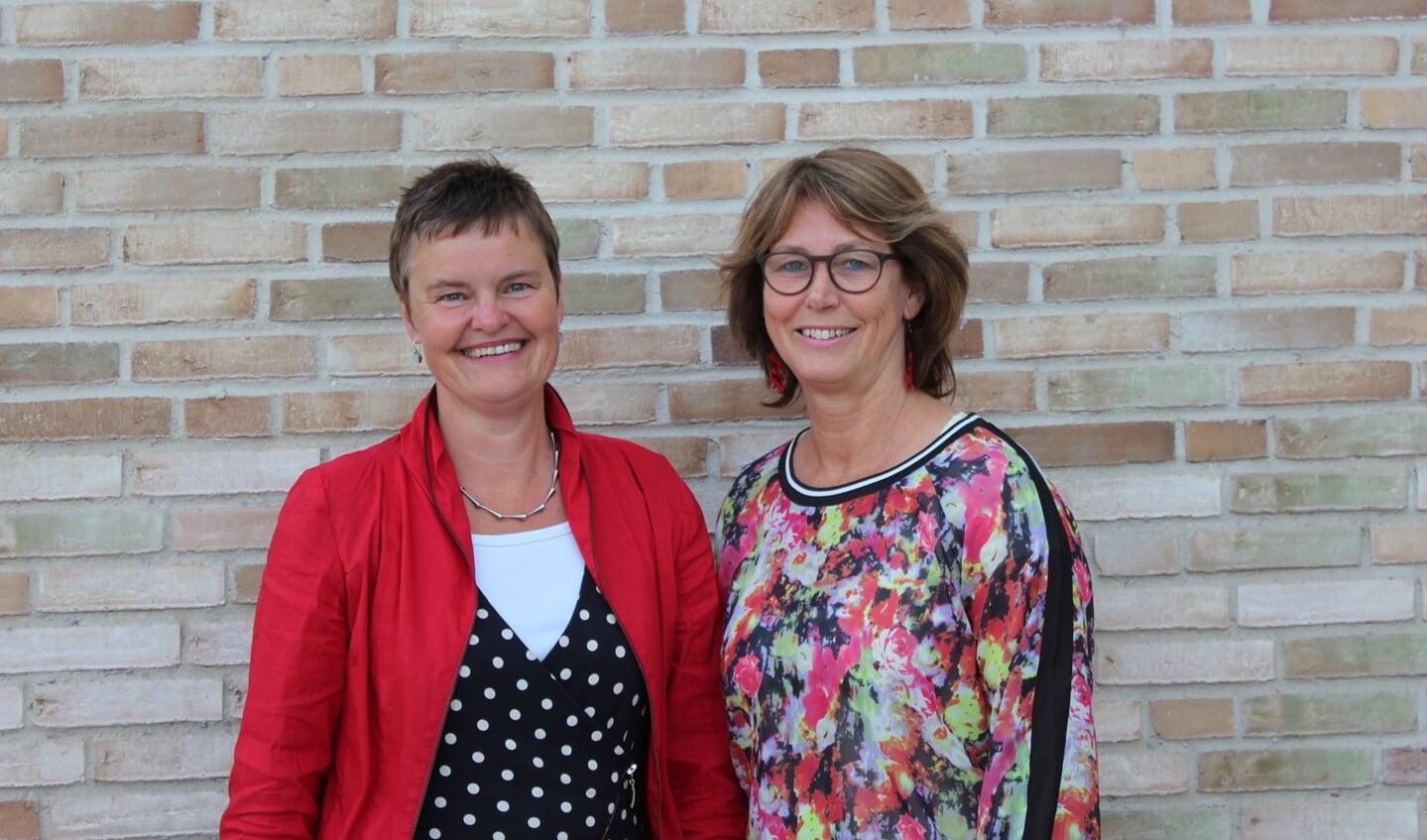 Anne Brommersma en Carla Wijers (r).