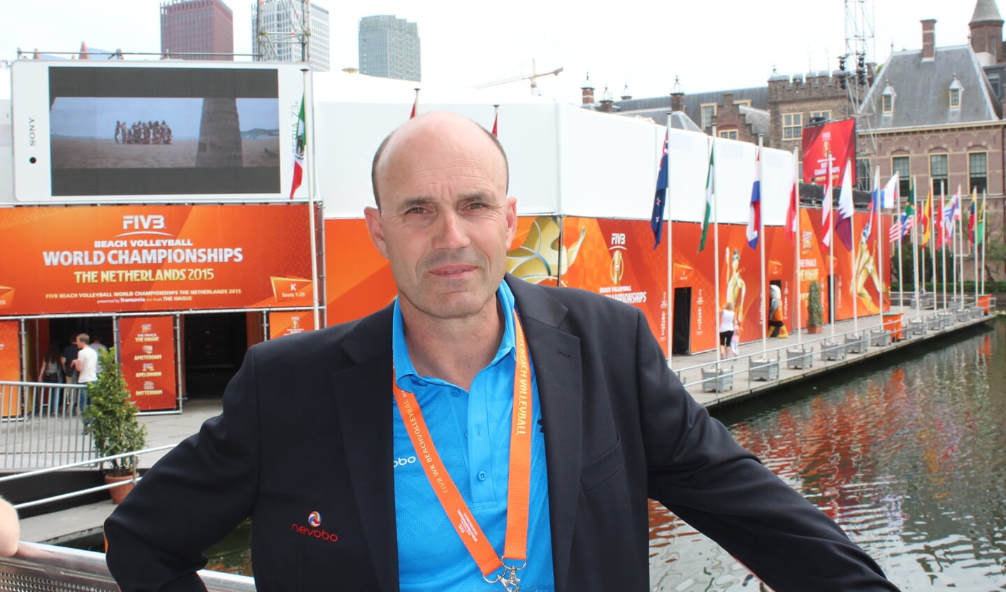Michel Everaert in het drijvende stadion op de Hofvijver in Den Haag waar het WK Beachvolleybal wordt gespeeld.