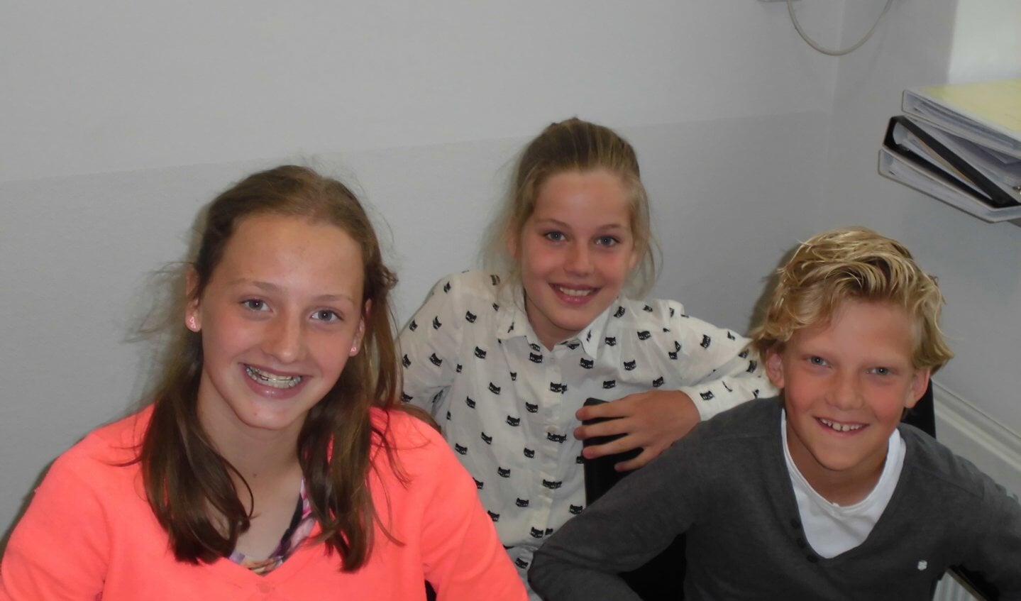 Groep 7: Pleun, Sien en Pieter Jelle vertellen dat ze een erg drukke en chaotische klas zijn. Op de vraag waarom zeggen ze dat ze altijd overal commentaar op hebben, vragen stellen en moeilijk doen.