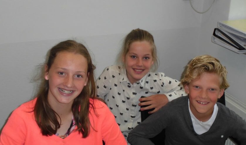 Groep 7: Pleun, Sien en Pieter Jelle vertellen dat ze een erg drukke en chaotische klas zijn. Op de vraag waarom zeggen ze dat ze altijd overal commentaar op hebben, vragen stellen en moeilijk doen.