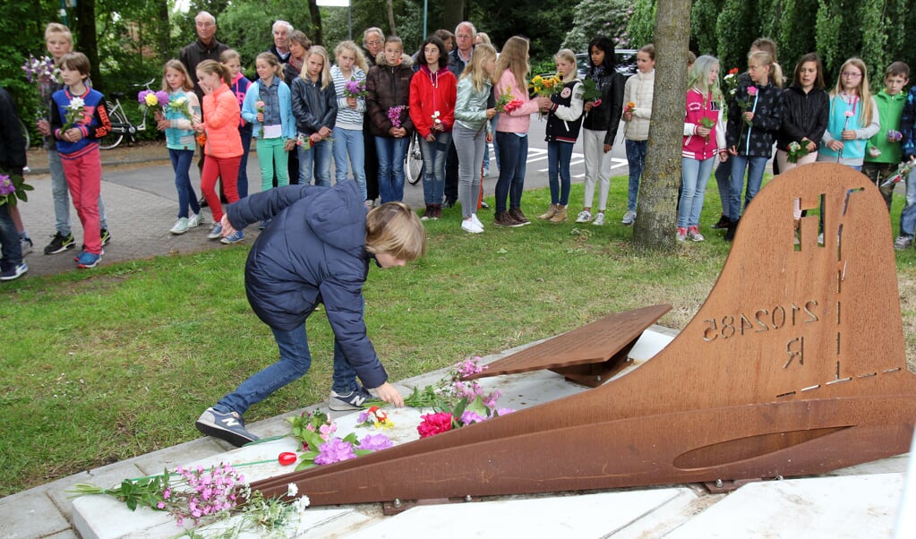 Op donderdagochtend 28 mei liepen de leerlingen van groep 7 en 8 naar het monument, waar vervolgens bloemen werden gelegd. [foto Reyn Schuurman]