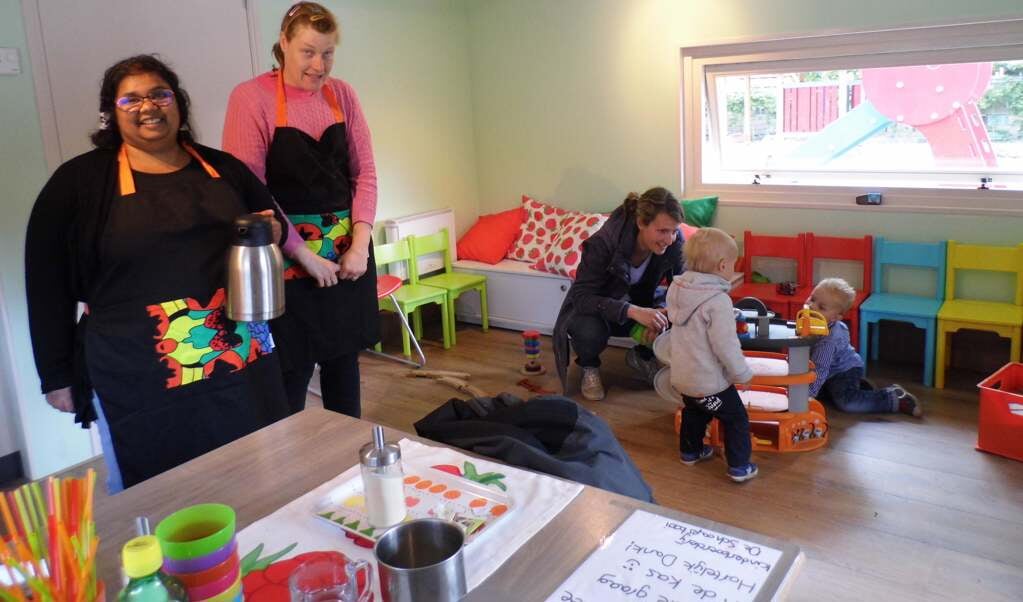 Mona (links) en Therese willen graag samen met een vrijwilliger het theehuisje van Buurtboerderij De Schaapskooi runnen.