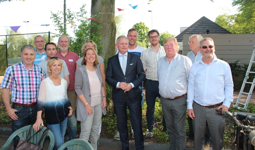 De betrokken leden van de groep, samen met Jolanda van Hulst en burgemeester Arjen Gerritsen op de eerste acties uit het Gebiedsplan ‘Samen voor Hollandsche Rading’.