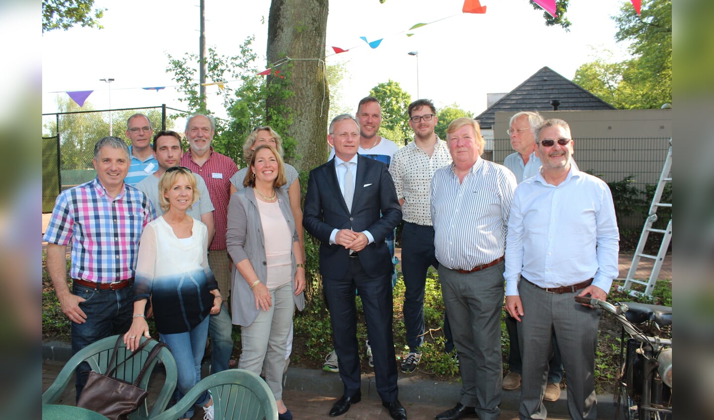 De betrokken leden van de groep, samen met Jolanda van Hulst en burgemeester Arjen Gerritsen op de eerste acties uit het Gebiedsplan ‘Samen voor Hollandsche Rading’.