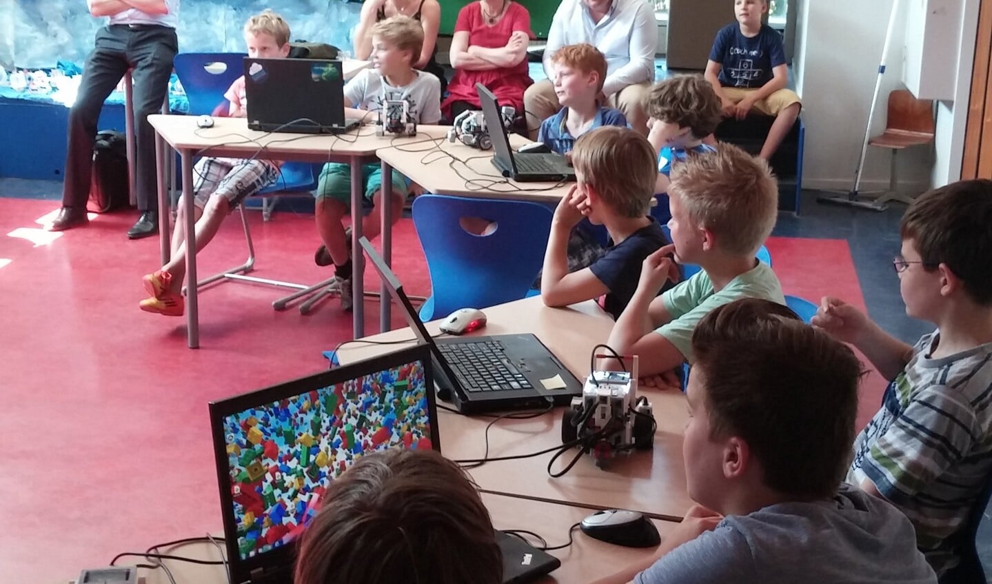Leerlingen programmeren de LEGO robots.