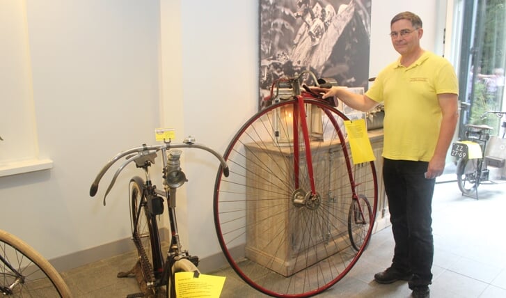 Koos Smits staat vaak met oude fietsen op een tentoonstelling.