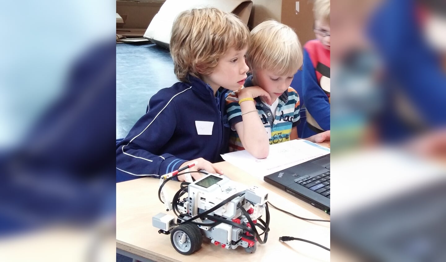 Gijs (7 jaar) en Berend (6 jaar) leren samen programmeren.