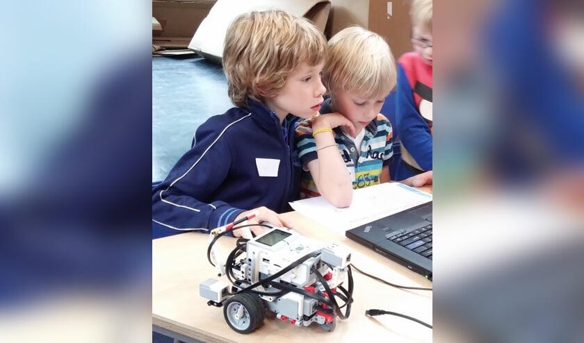 Gijs (7 jaar) en Berend (6 jaar) leren samen programmeren.
