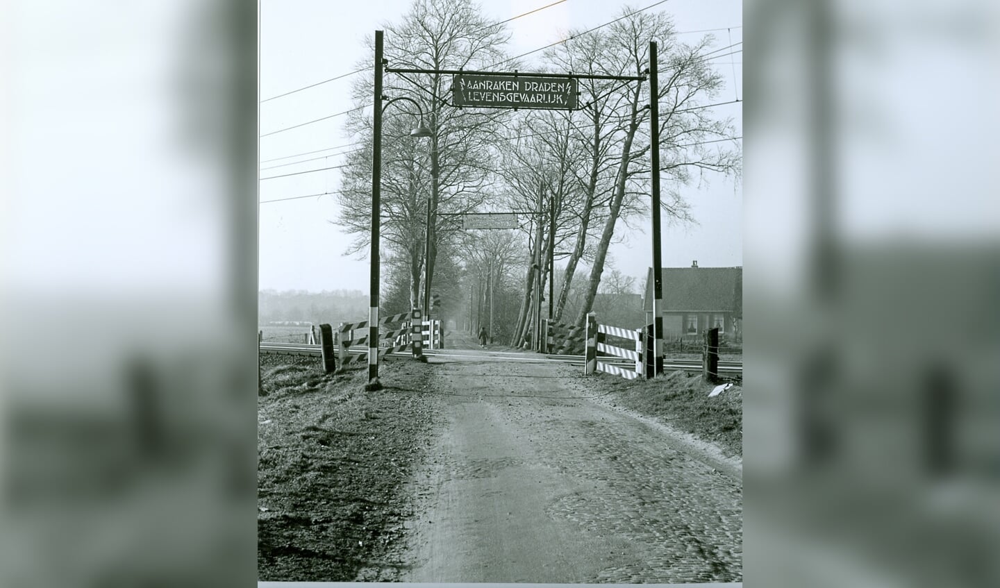 Voorbij de onbewaakte spoorwegovergang liep in 1959 de Leijenseweg nog het agrarische gebied in. Rechts de boerderij Leijenhoeve.
