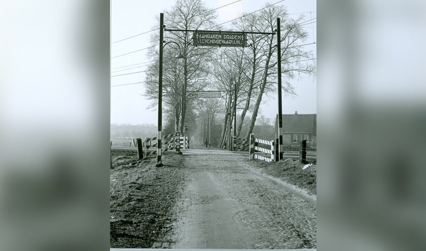 Voorbij de onbewaakte spoorwegovergang liep in 1959 de Leijenseweg nog het agrarische gebied in. Rechts de boerderij Leijenhoeve.