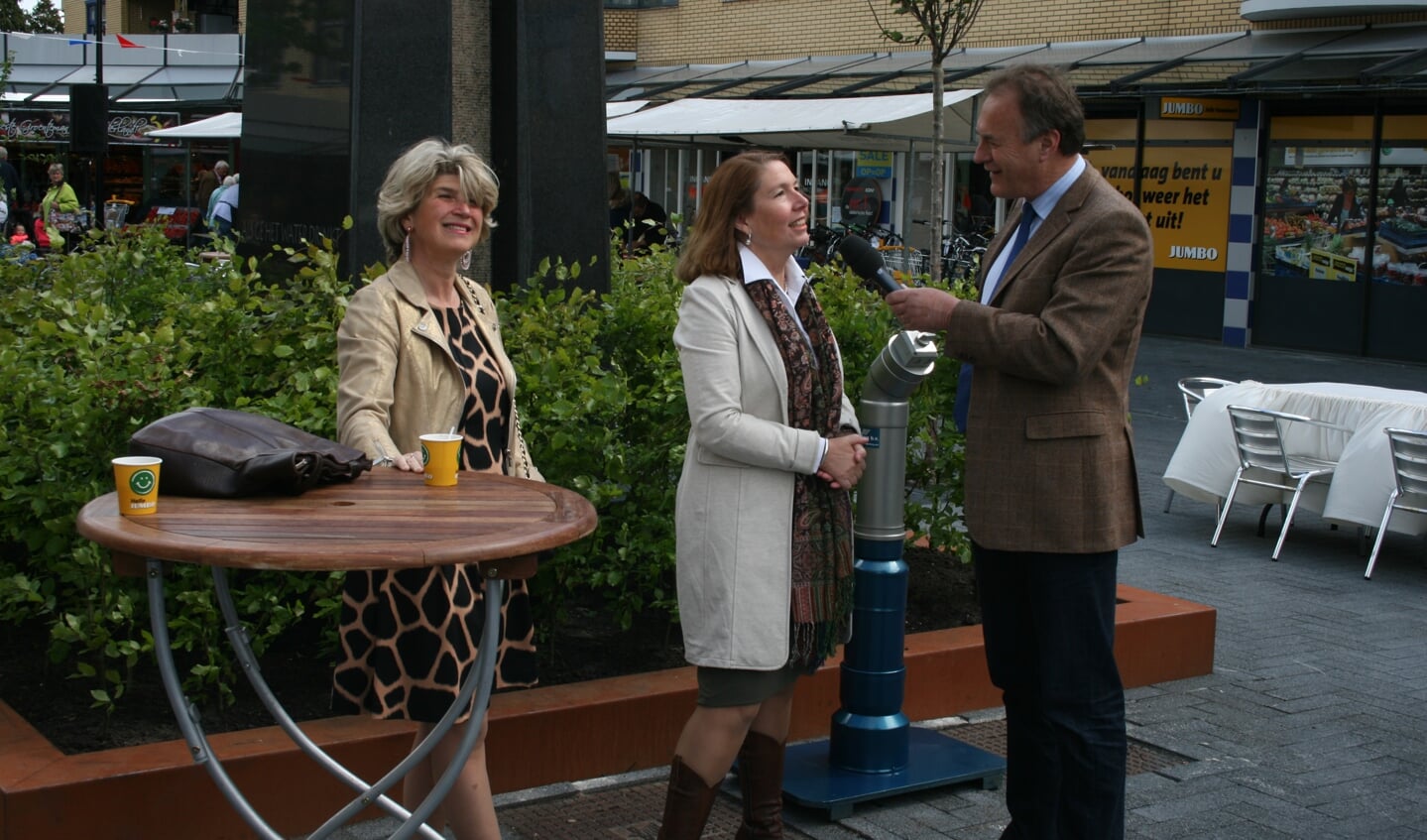 Madeleine Bakker-Smit (links) en Leo Fijen (rechts) hebben een luisterend oor voor Jolanda van Hulst.
