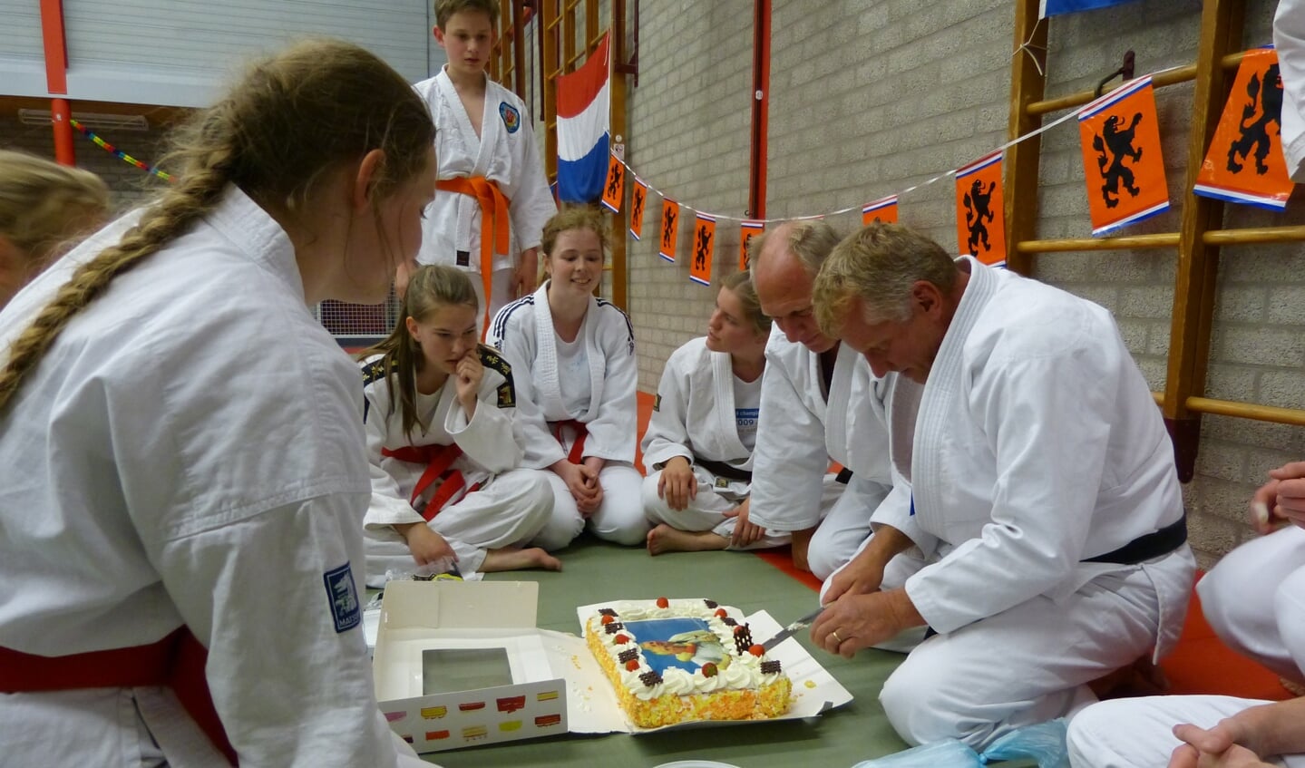 Van de oudste jiu jitsu-leden was er taart met foto die heerlijk smaakte.