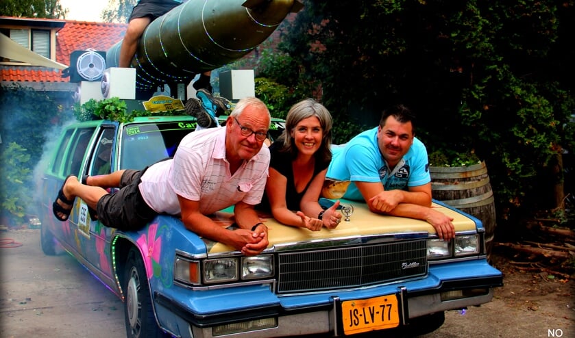 Peggy van den Berg uit De Bilt; samen met Patrick Devick, Rudy Dierdorp en Kees Stolkman op het gepimpte barrel.