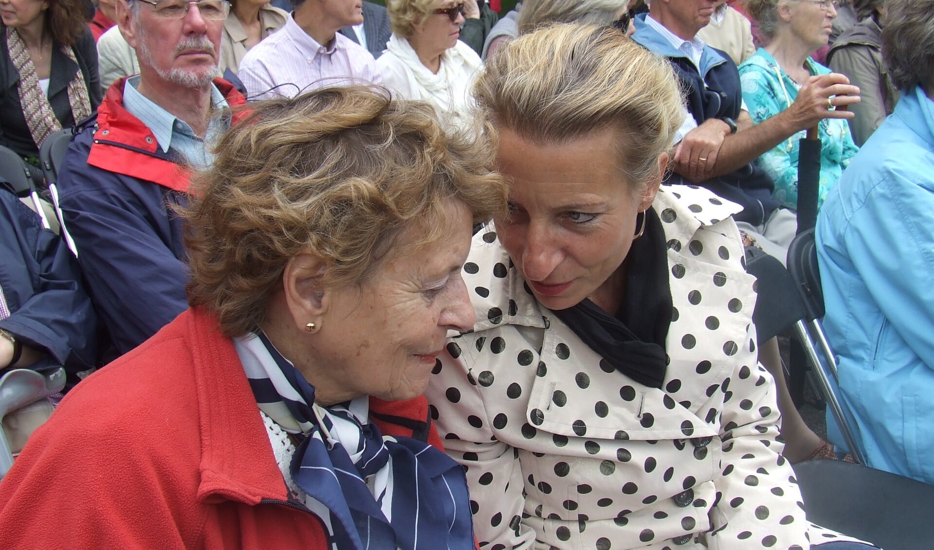 Nelleke Rusche-Droste met haar dochter Josephine bij een herdenking van de Japanse capitulatie in Bilthoven.