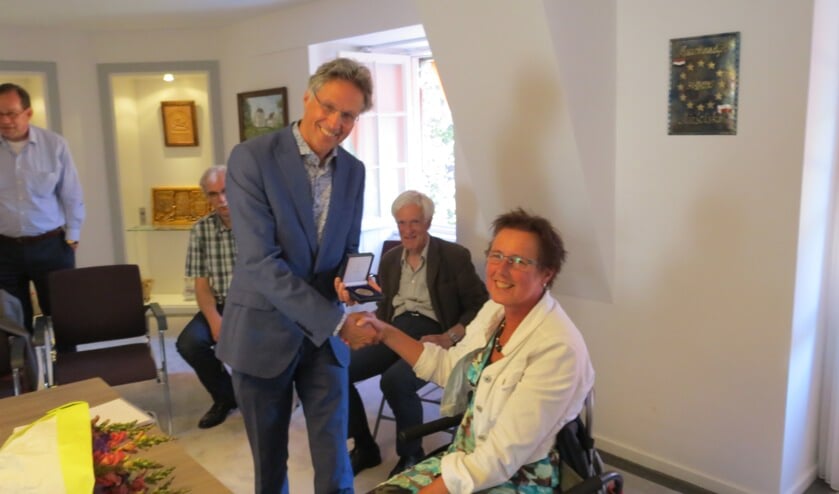 De totaal verraste Wilma Dijkstra zegt te hopen dit werk nog lang te kunnen blijven doen.