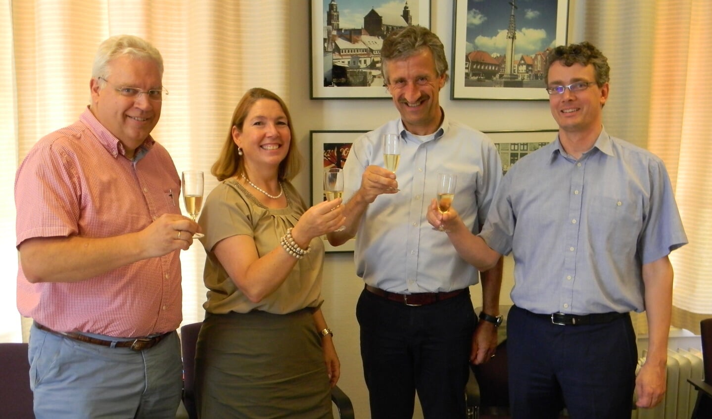 Wethouder Jolanda van Hulst en van links naar rechts de bestuursleden van de Stichting Centrumfonds De Bilt, de heren Peter van Eijken (secretaris), Evert ten Kate (voorzitter) en Peter Dapper (penningmeester) heffen het glas.