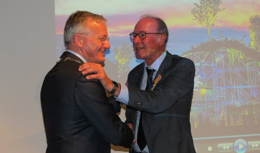 Burgemeester Arjen Gerritsen feliciteert Ad van Zijl met zijn meer dan verdiende onderscheiding.