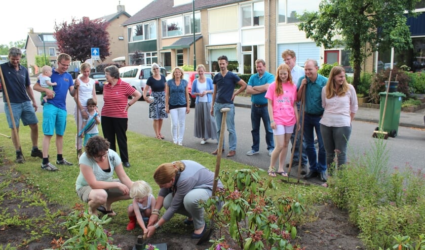 Wethouder Jolanda van Hulst wordt bij haar activiteiten enthousiast bijgestaan door Amélie en (mamma) Miranda Mulder- Kemp. Miranda doet dit jaar de ‘organisatie’ van het plantsoenonderhoud; volgend jaar doet weer een ander dit.