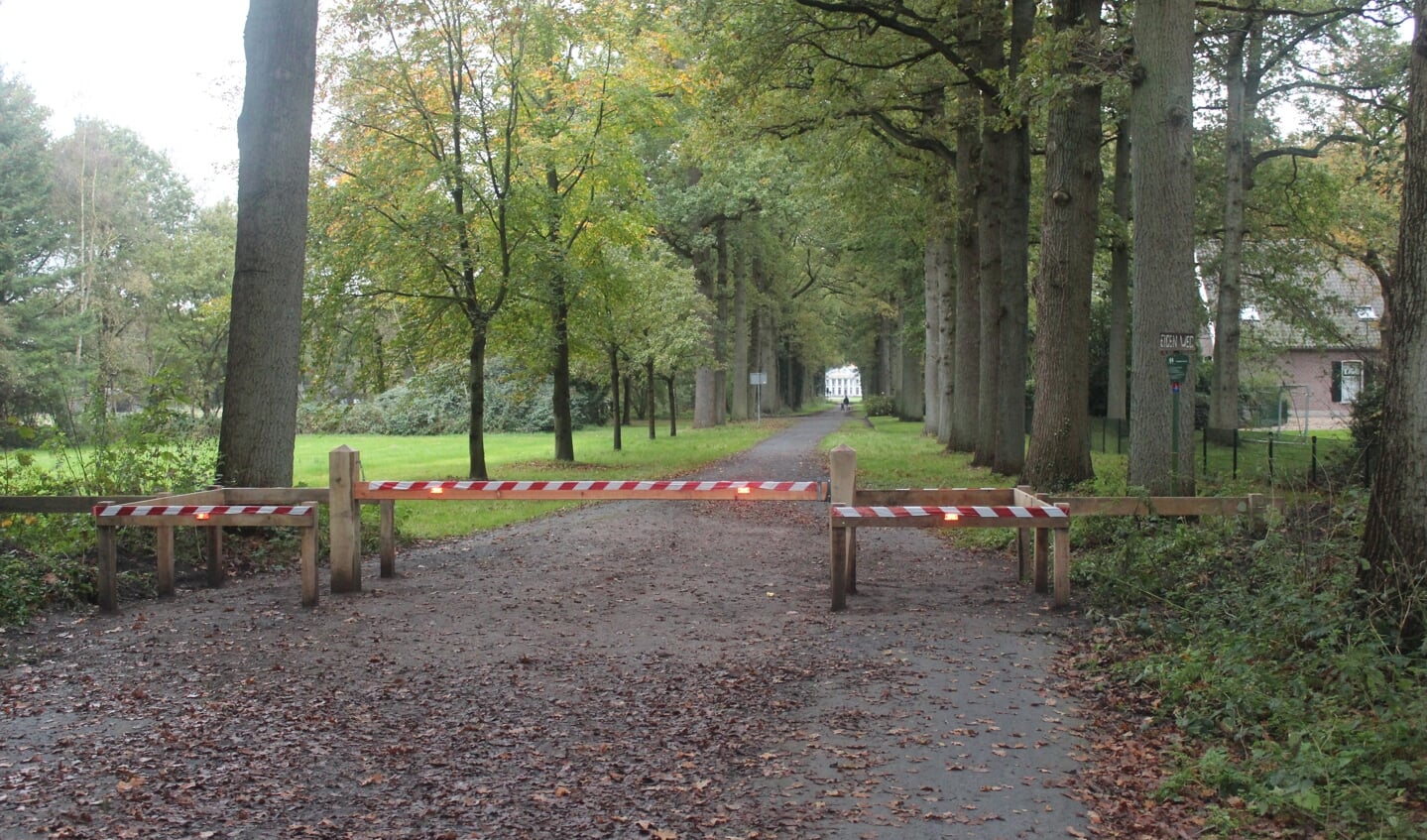 De afzetting ter hoogte van Meijerink op de ‘Oude Gezichtslaan’ vormt een obstakel voor alles met meer dan 2 wielen.