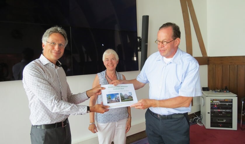 Onder toeziend oog van Ellen Thier krijgt wethouder Hans Mieras de structuurschets aangeboden door Coen Jager.