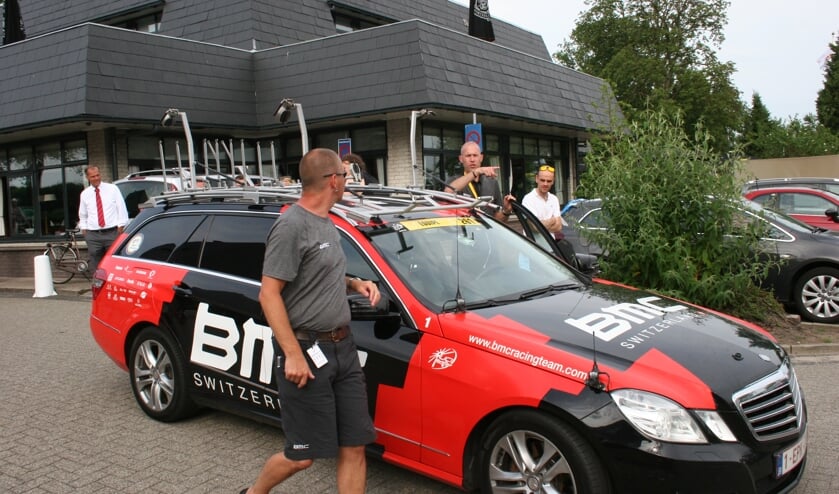 Klaas van der Valk feliciteert de MBC ploeg bij terugkeer na de proloog.