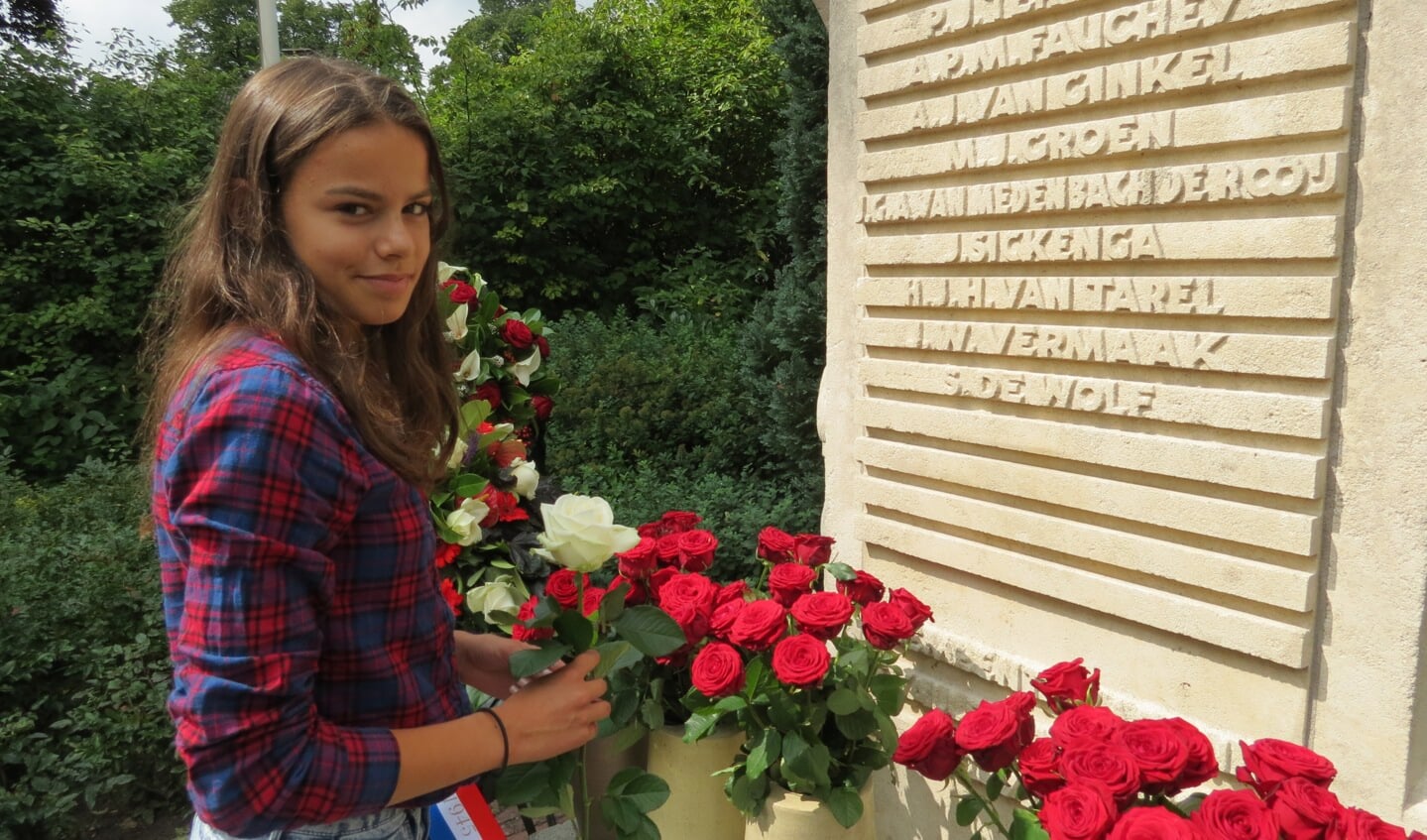 Als symbool voor de toekomst en de hoop plaatst Aylan Menick een witte roos tussen de zeventig rode rozen. 