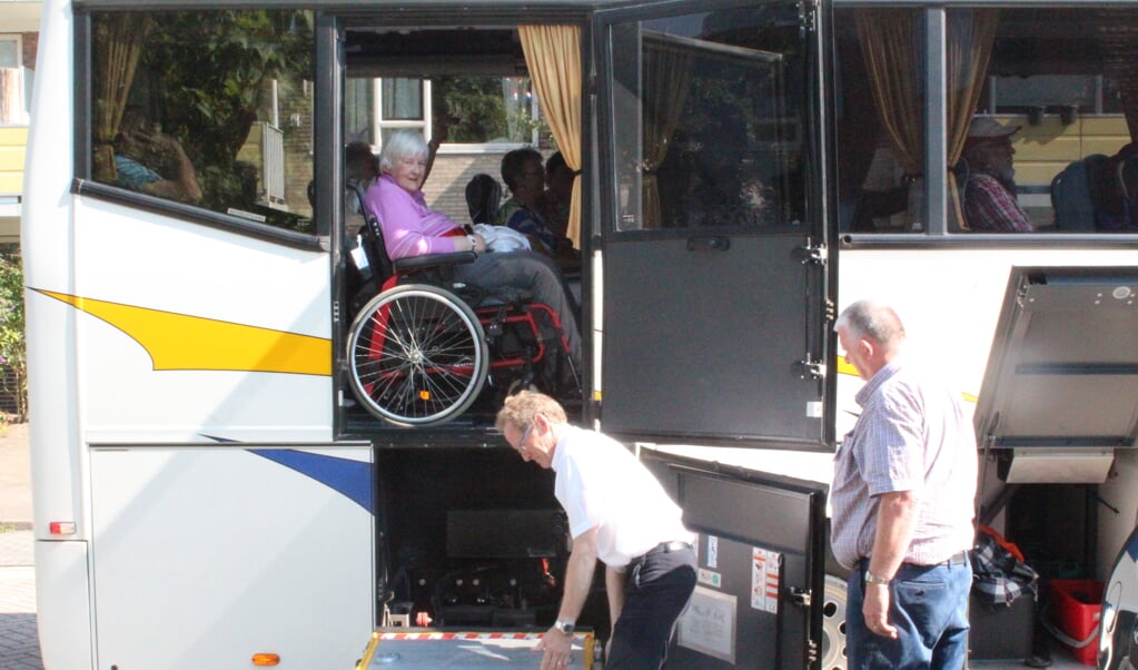 Zonder problemen met de rolstoel de bus in.