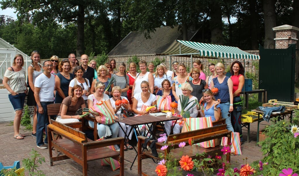 Het totale Julianaschoolteam met directeur Ella Prins en tuinder Luuk Schouten. Ieder teamlid kreeg een goed gevulde gezonde 'goodiebag' met prei, zomerpompoen, tomaten, Belle de Fontenay (oud Frans aardappeltje) en sjalotjes mee om rustig en vol vertrouwen het nieuwe schooljaar in te gaan.