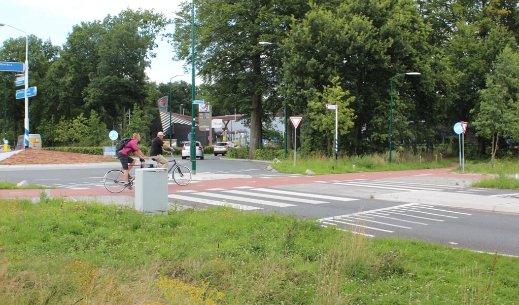 De doorsteek naar Larenstein wordt veel gebruikt, omdat de rotonde voor fietsers maar half is.