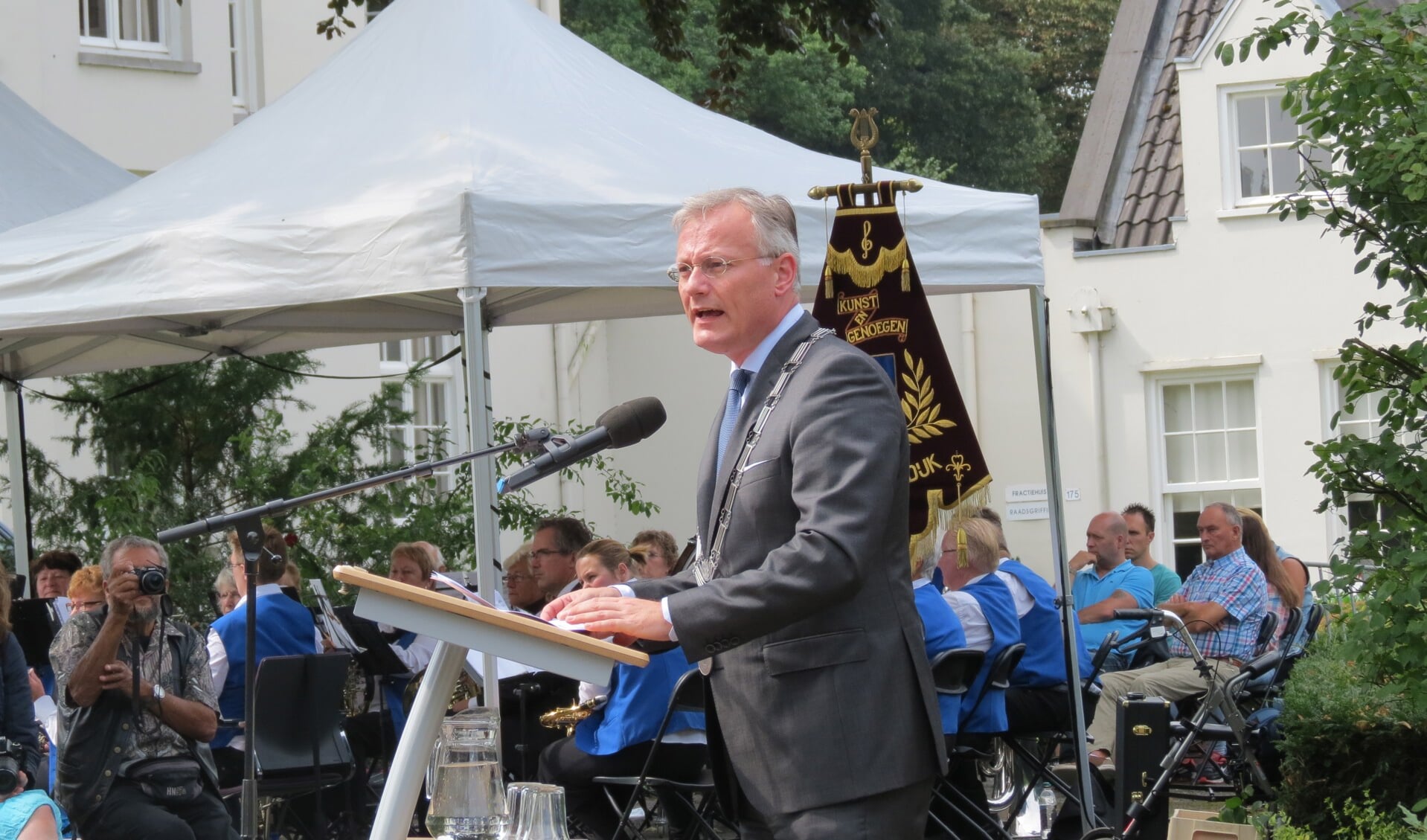 Burgemeester Arjen Gerritsen tijdens zijn toespraak.