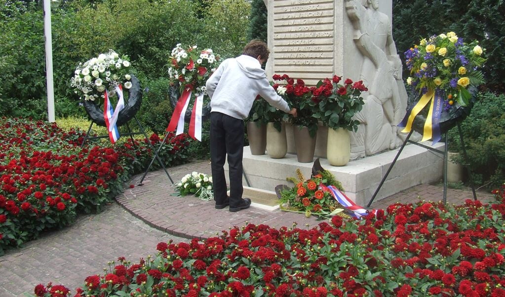 In 2010 werden 65 rode en 1 witte roos bij het vernieuwde monument geplaatst.