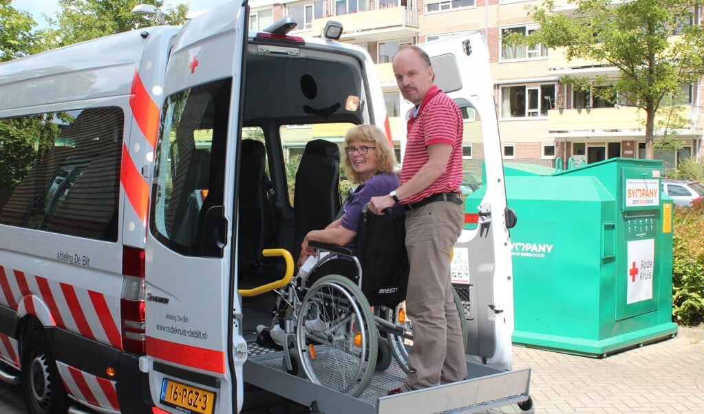 Vrijwilliger en voorzitter Douwe Tijsma: 'De rolstoelbus staat te vaak stil'.