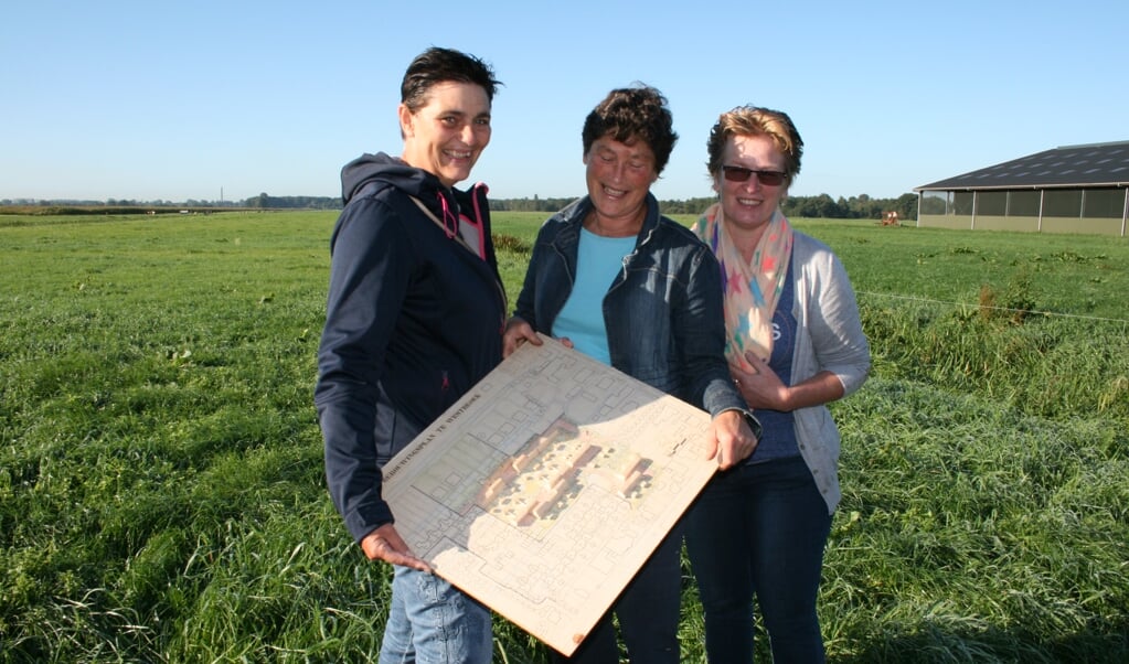 Liesbeth Lam, Karien Scholten en Wilma van de Broek met de maquette van de huizenbouw