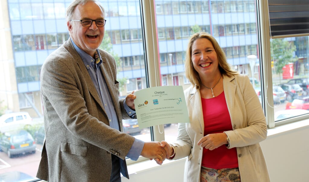 De wethouder overhandigde een cheque ter waarde van 30000 euro ter ondersteuning. (foto Reyn Schuurman)