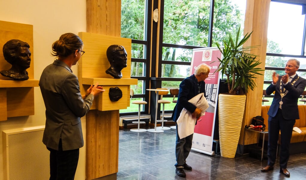 Applaus van raadslid Dolf Smolenaers (D66) en burgemeester Arjen Gerritsen voor beeldhouwer Taeke de Jong. (foto Theo de Jong)